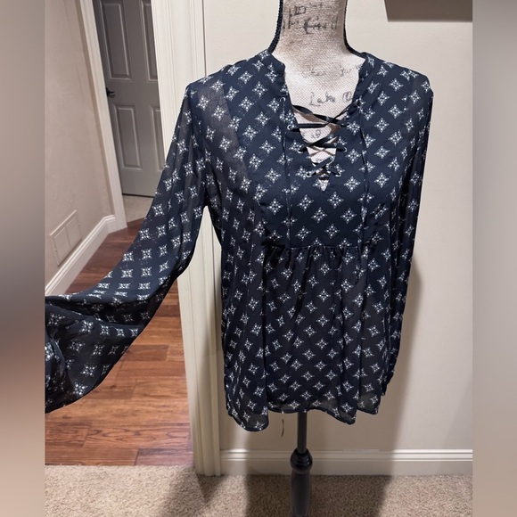 Hollister brand Chic Black and White Tie Front Blouse with Long Sleeves - Picture 2 of 8